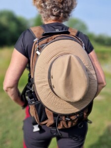 hoed vastgemaakt met koord en clip