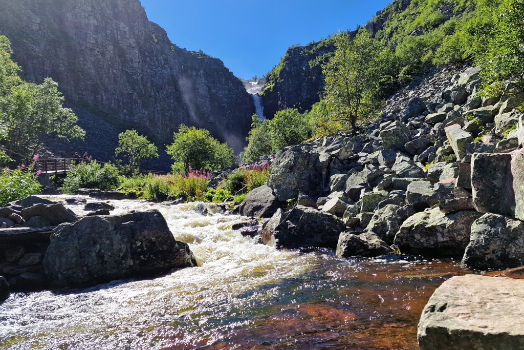 Wandelen in Fulufjället Nationaal Park langs de hoogste waterval en de oudste boom. Wandelen in Dalarna