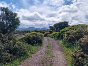 wandelen op Kythia - uitzicht over bergen