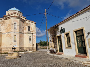 Mitata - kerk en Taverna Michalis.