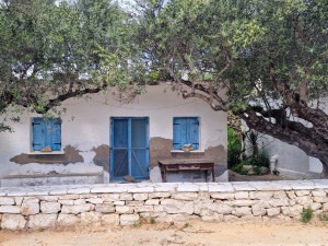 Wandelen in Griekenand - witte huizen met blauwe kozijnen