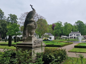 Engelse landschapstuin met beeld van pauw