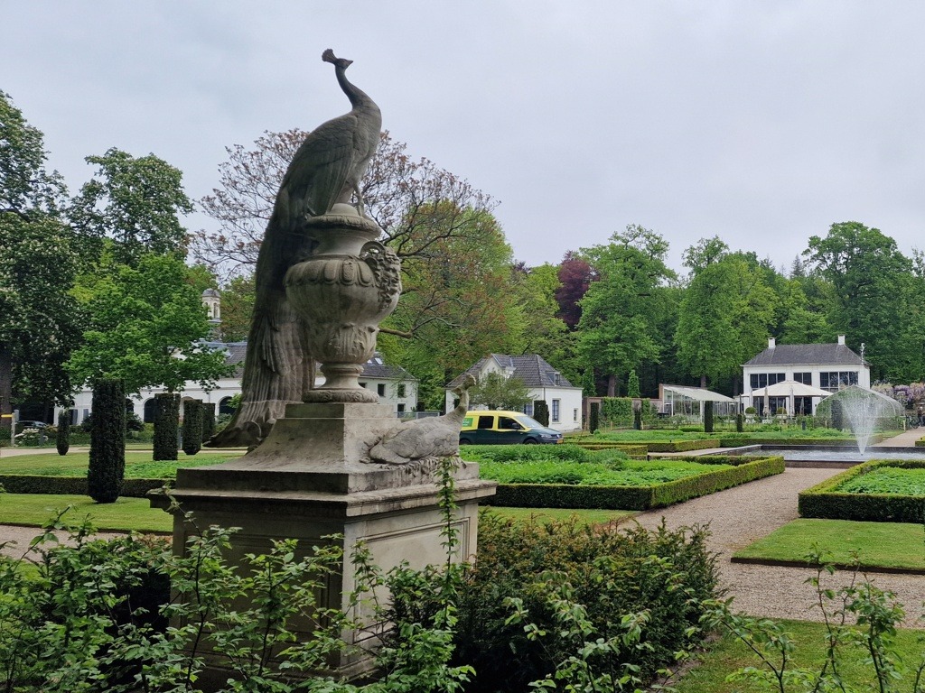 Engelse landschapstuin met beeld van pauw