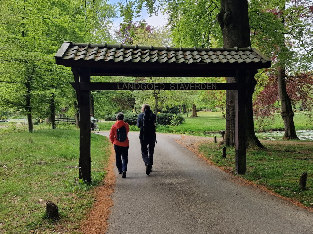 Wandelen onder de poort van landgoed Staverden