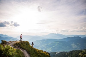2 wandelaars op een berg - wandelen in Flachau