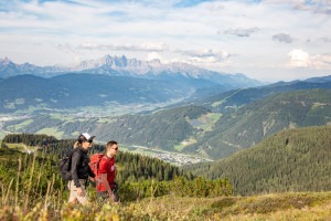 2 wandelaars in de bergen - wandelen in Flachau SalzburgerLand