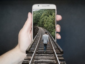 fotograferen tijden het wandelen over treinrails