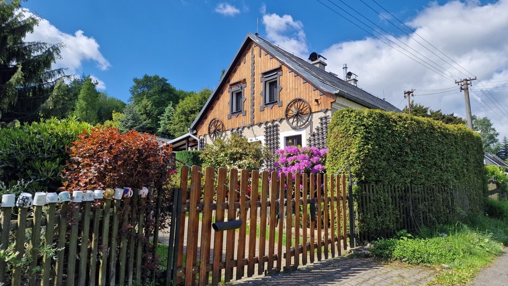 Tsjechisch huis met bekers op hek