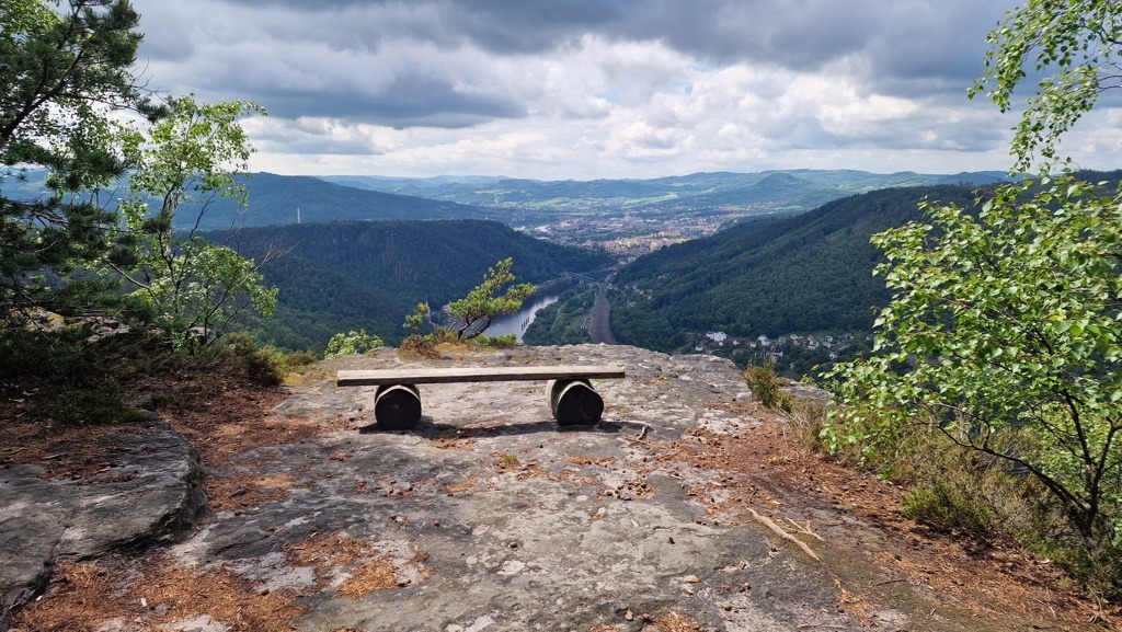 wandelbankje uitkijkend over Elbe en Děčín