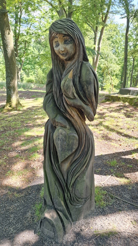 houten beeld van vrouw