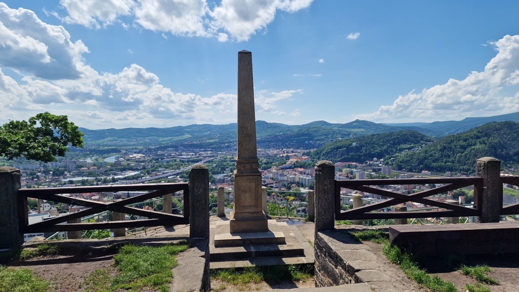 uitkijkpunt met obelisk bij Děčín