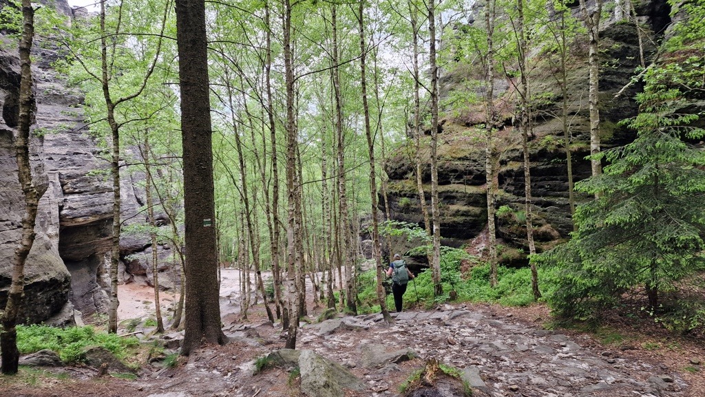 De Hřebenovka loopt door rotsgebied Tisá