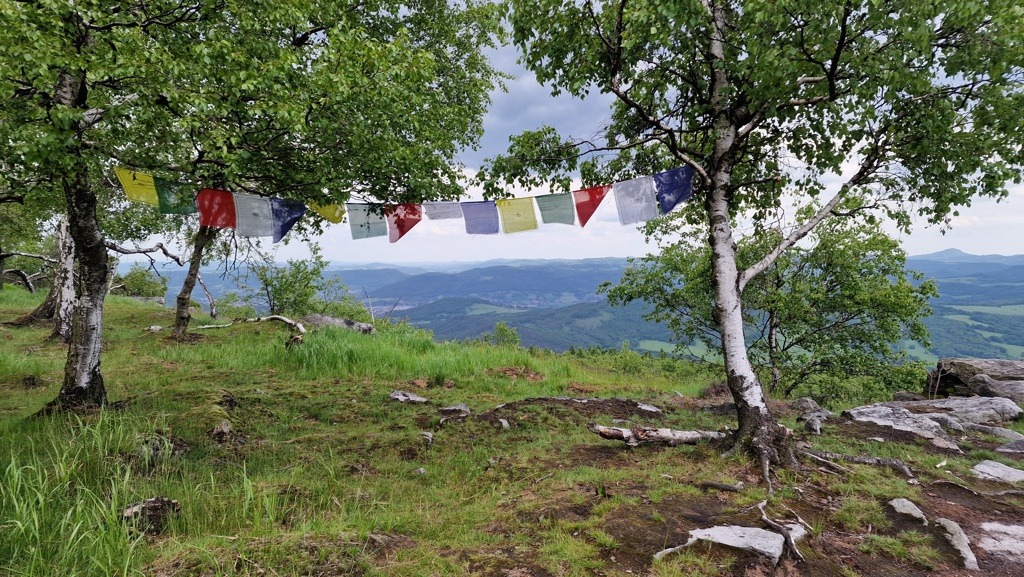 Děčínský Sněžník uitizcht Nepalese vlaggetjes