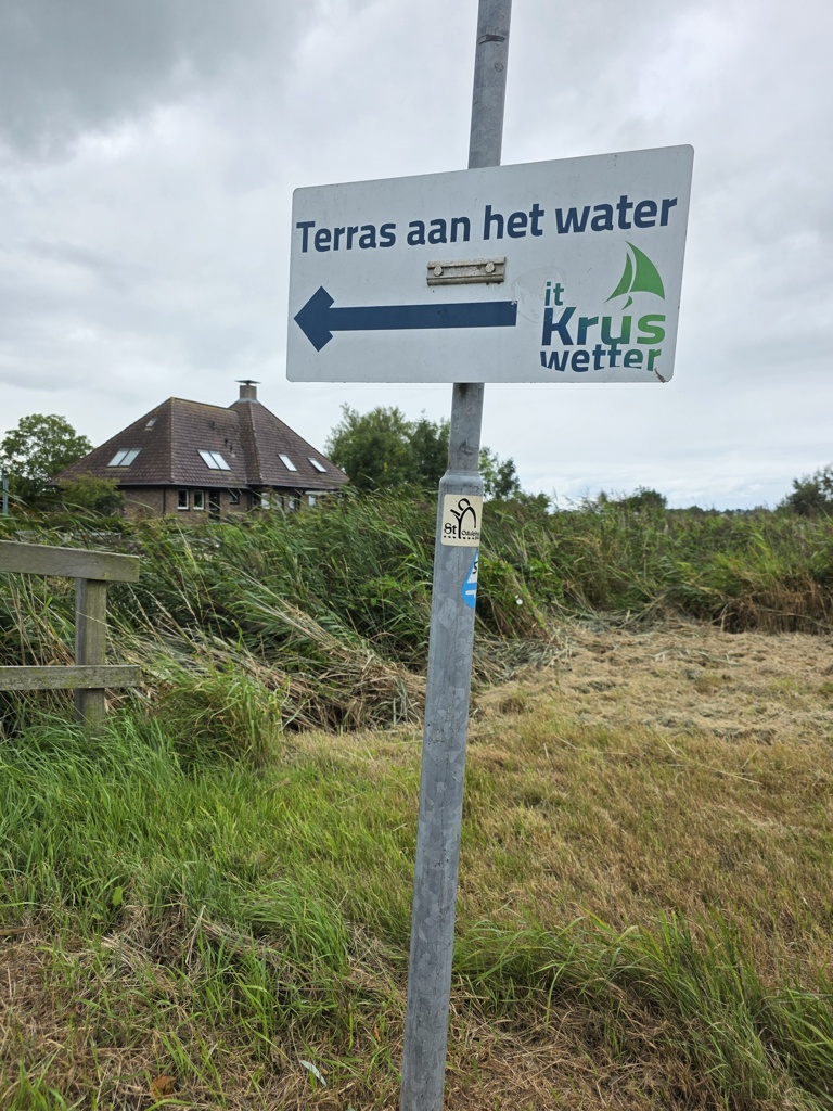 It Krûswetter - bord wijst naar koffie aan het water.