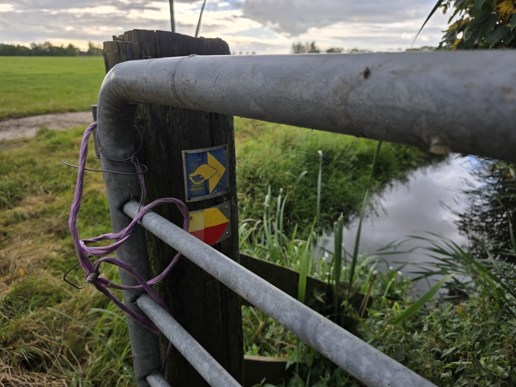 routewijzer op hek Jabikspaad