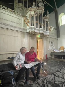 pelgrims bedden in de kerk van Jorwet