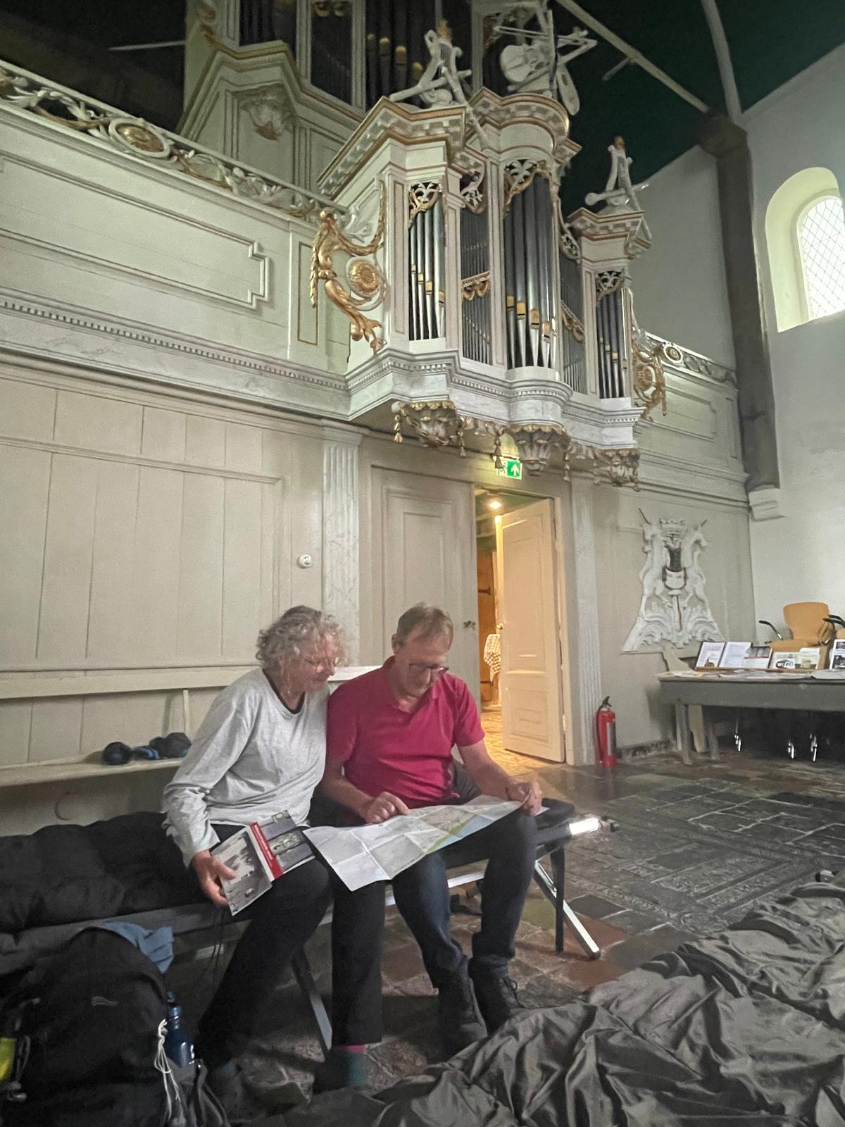 pelgrims bedden in de kerk van Jorwet