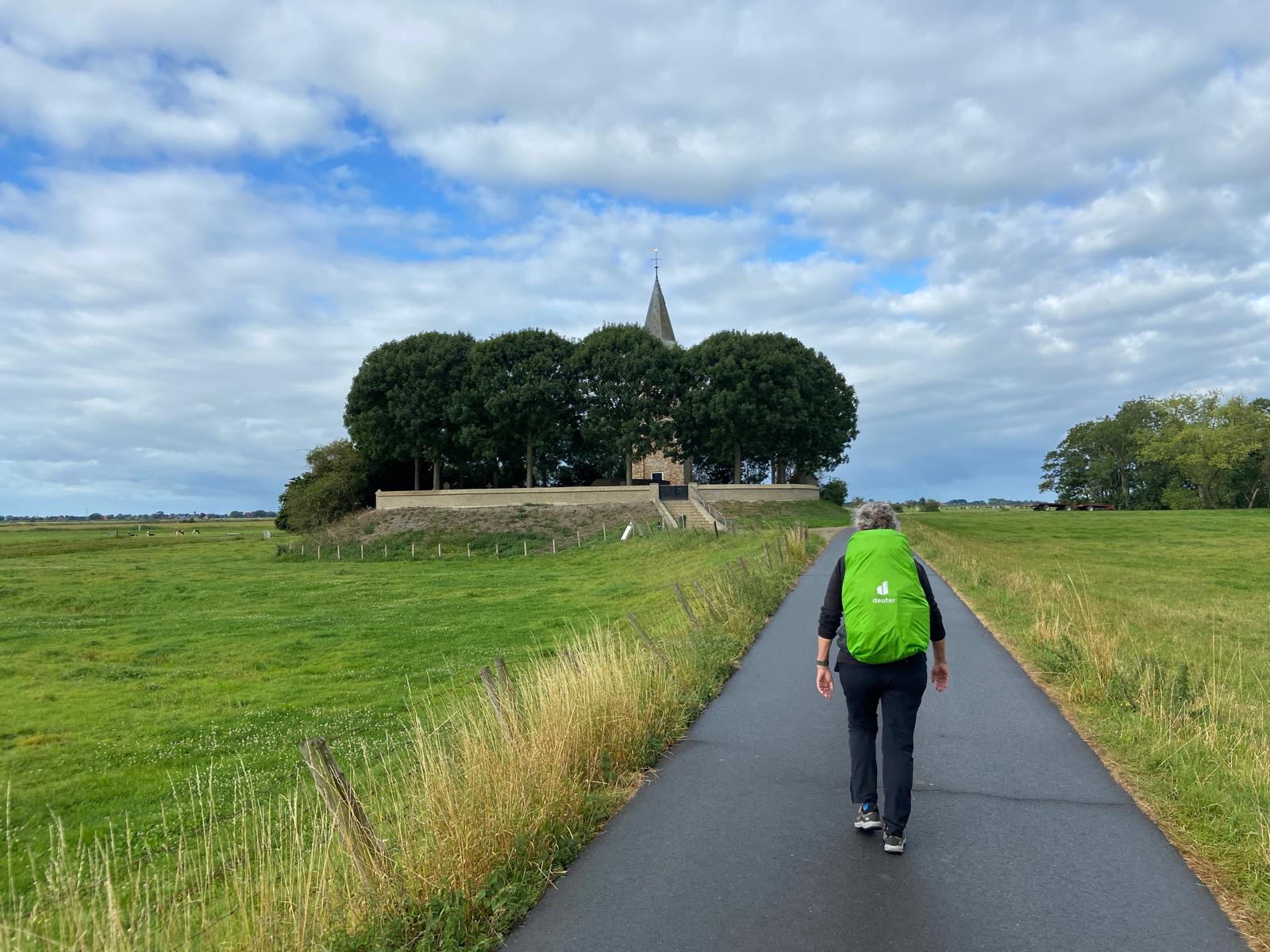 Een terp, een toren en een begraafplaats en verder niets. 