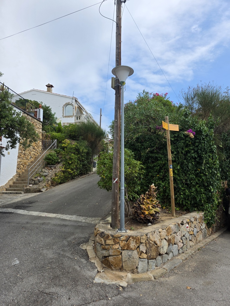 20250912_135704 wandelen over asfalt