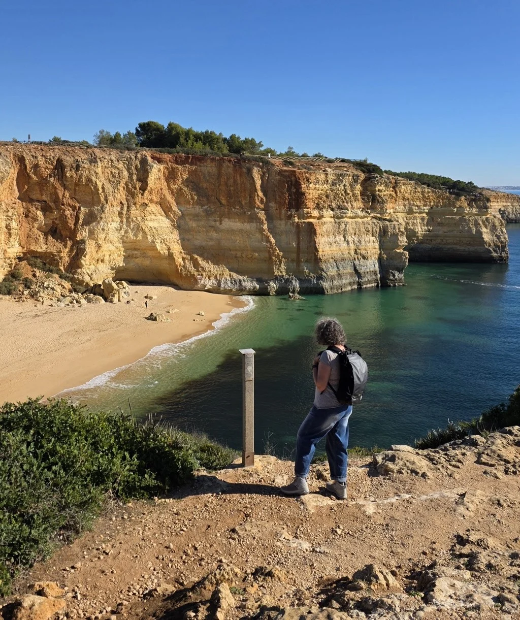 Algarve rotskust wandelaar met rugzak