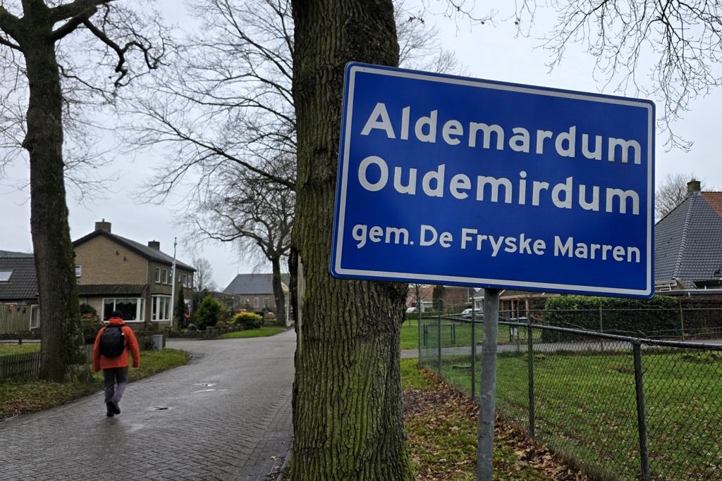 Oudemirdum plaatsnaambord - Kroegjesroute Bos dorp wyldemerk