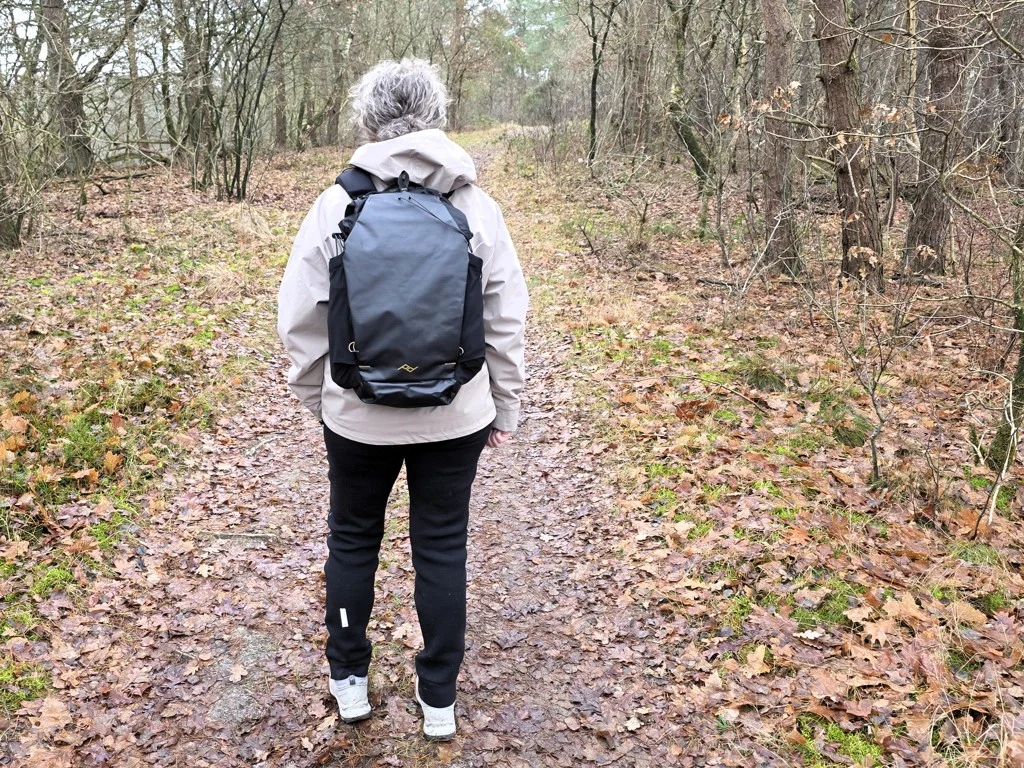 Peak Design Outdoor Backpack 25L op rug wandelaar