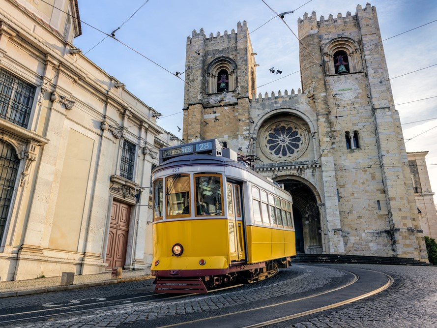 Yellow tram, Lisbon, Portugal stedentrip