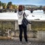 Stedentrip Praag jonge vrouw fotografeert brug Praag
