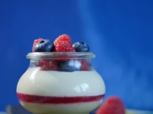 glas met yoghurt en vruchten