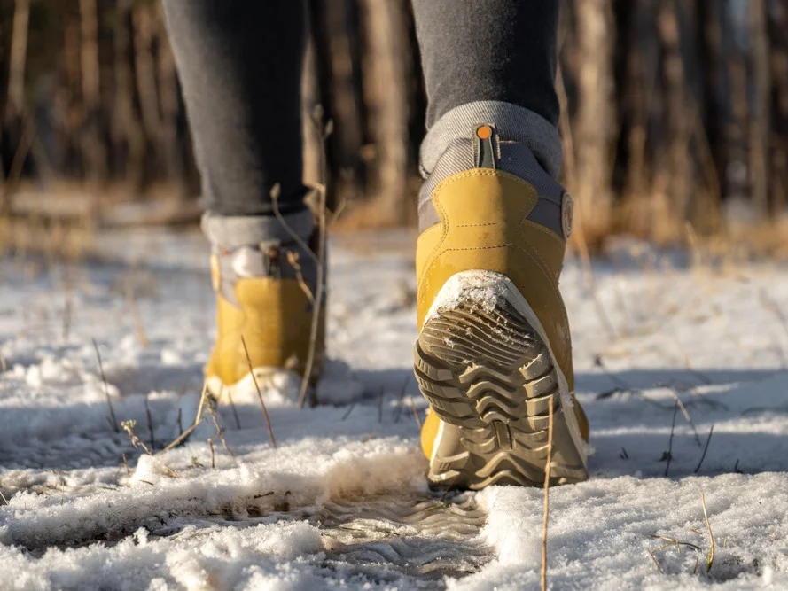 wandelschoenen in de sneeuw
