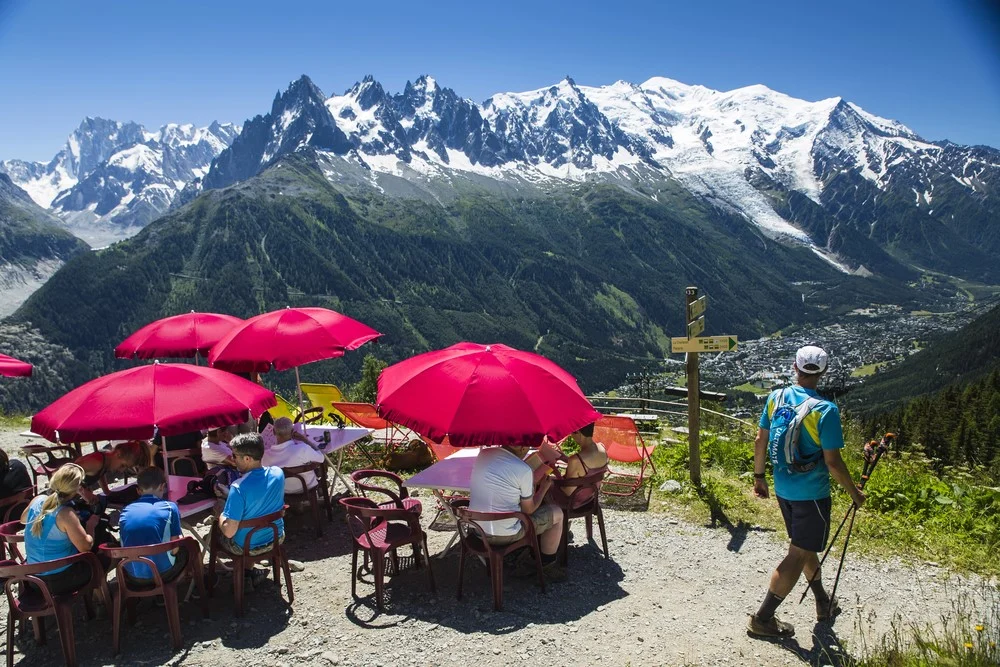 Franse regios wandelen - terras - uitzicht bergen