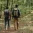 man en vrouw met rugzak - wandelen