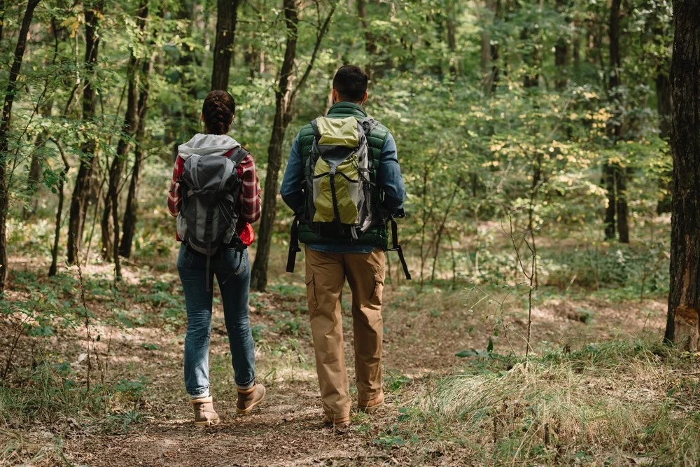 man en vrouw met rugzak - wandelen