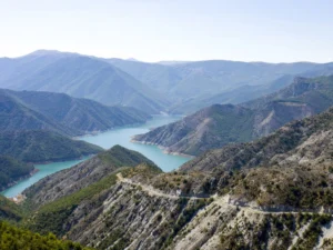meer in de bergen van Noord-Macedonië