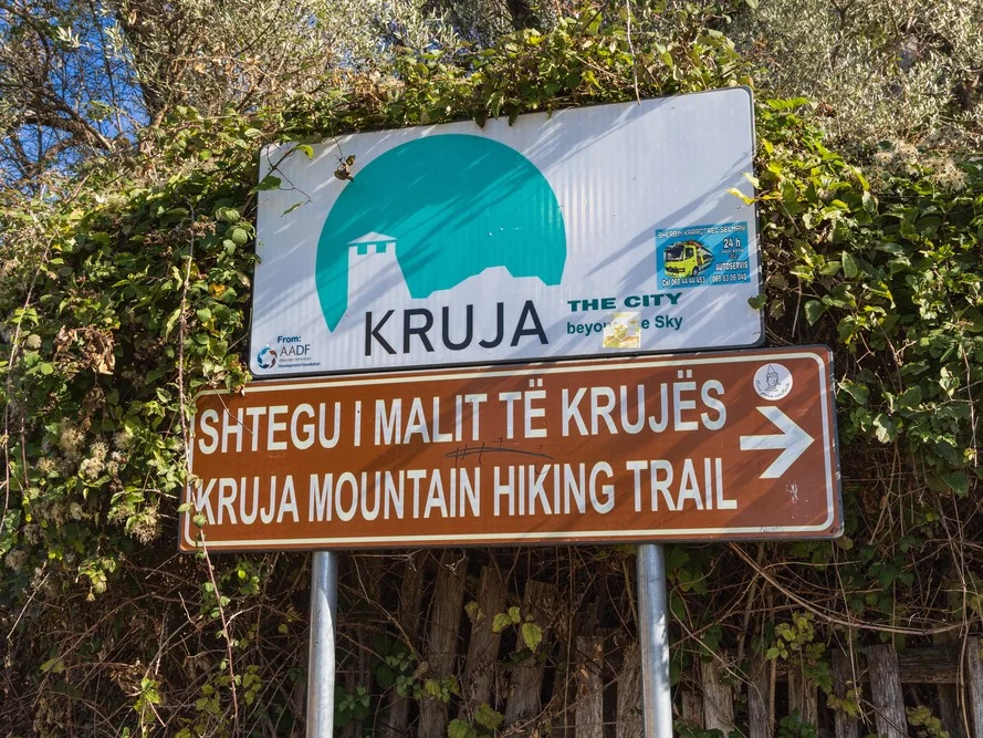 Wandelen in Albanië - wegwijzer Kruja Mountain Hiking Trail 