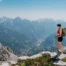 Wandelen in Albanie - Woman Tourist Hiking in Valbona to Theth trek