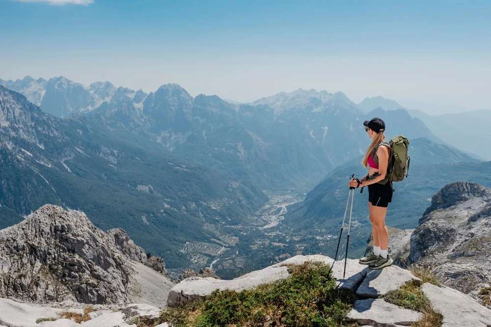Wandelen in Albanie - Woman Tourist Hiking in Valbona to Theth trek