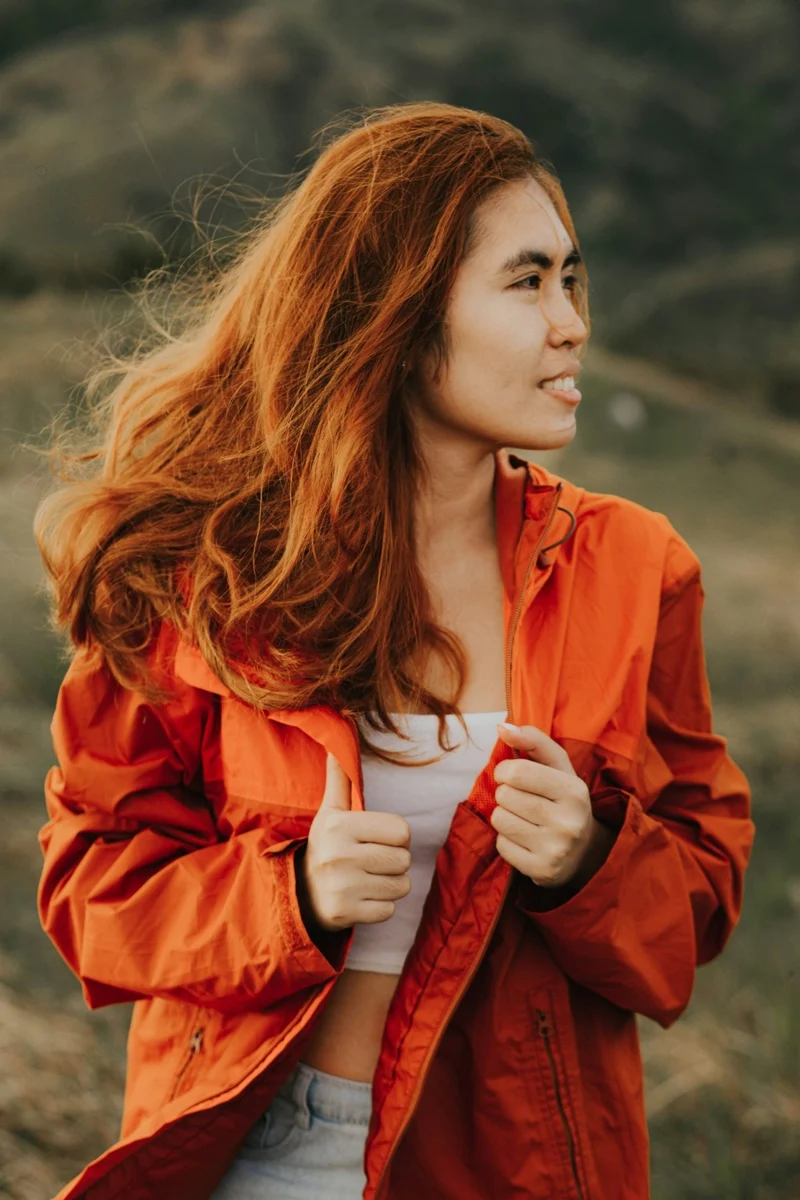 vrouw met regenjas oranje