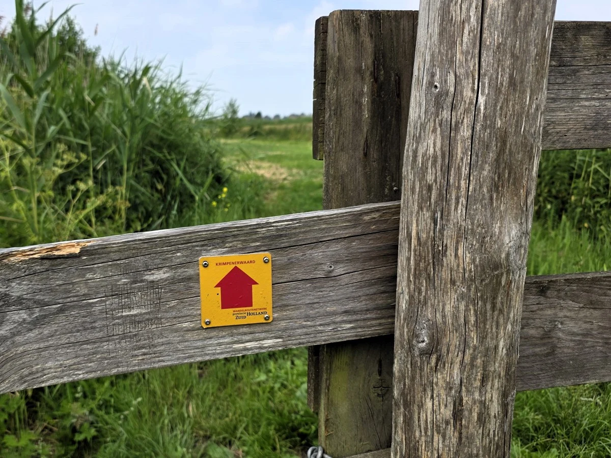 hek met wandelroutepijl